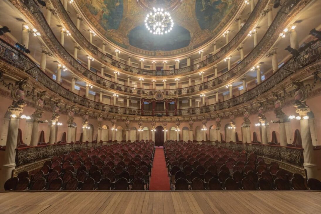 O Teatro Amazonas, em Manaus, foi uma obra faraônica do ciclo da borracha, construído com mármore da Itália e vidros da França