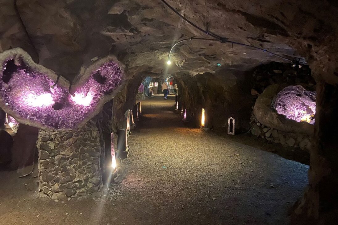 O formigueiro subterrâneo do Brasil: uma cidade inteira vive entre túneis, geodos e segredos de um garimpo centenário