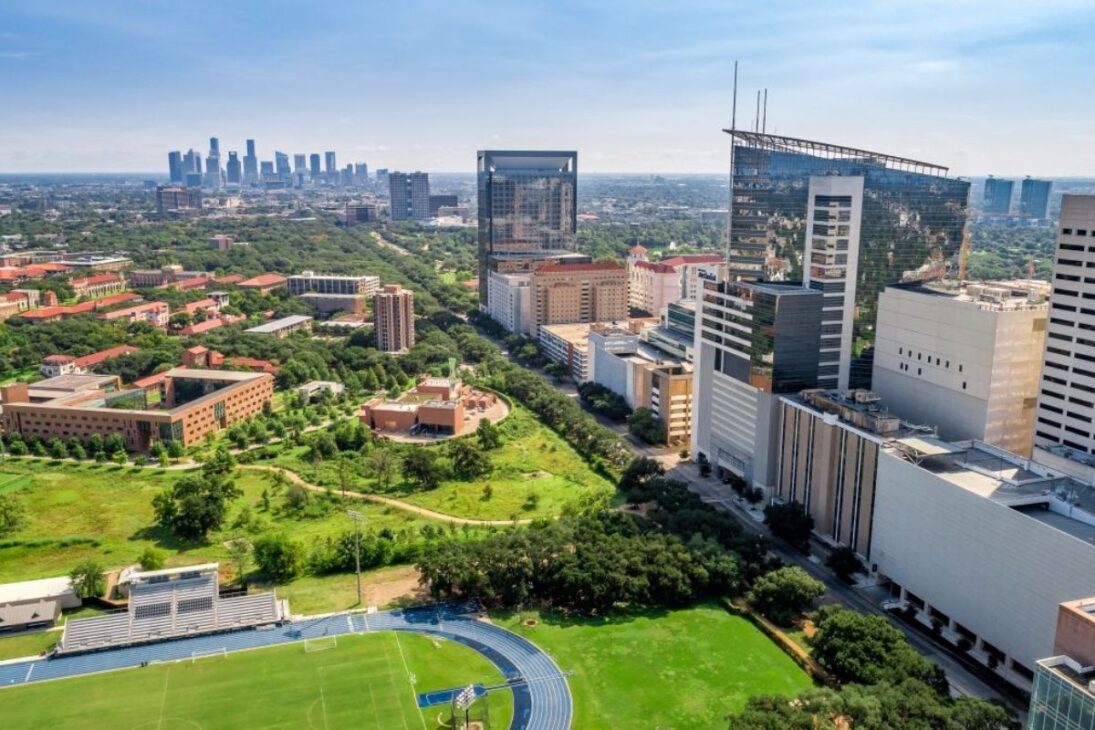 O hospital que é maior que 50 quarteirões e tem mais funcionários que uma cidade média