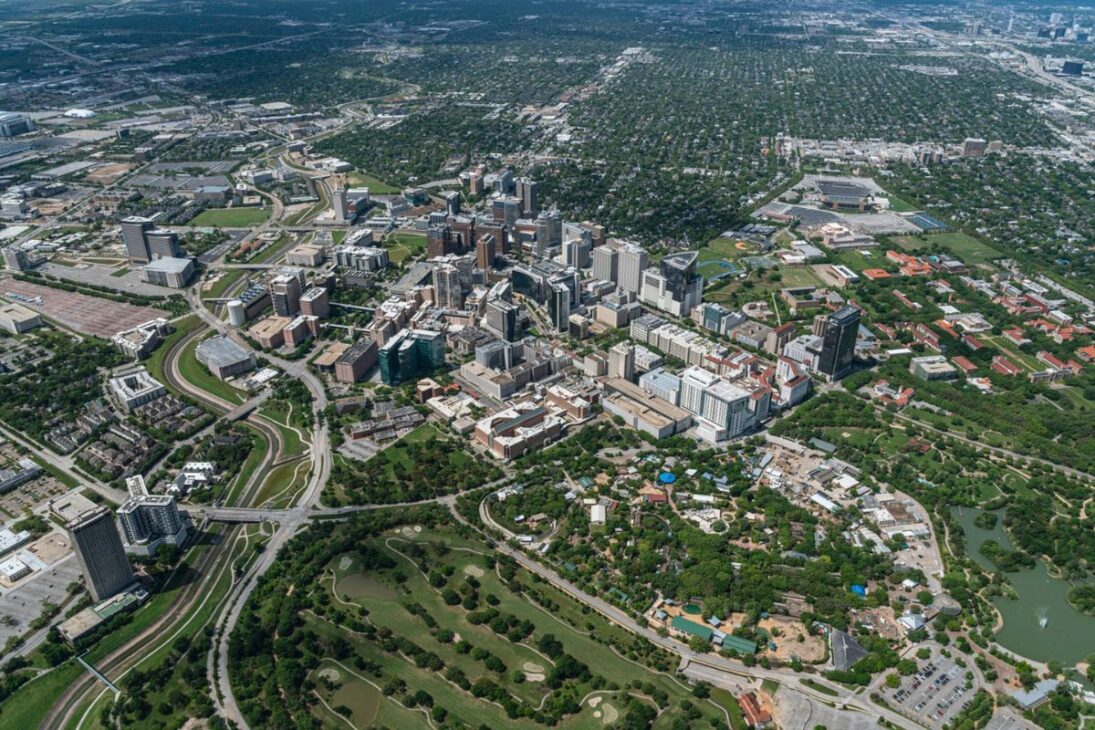 O hospital que é maior que 50 quarteirões e tem mais funcionários que uma cidade média