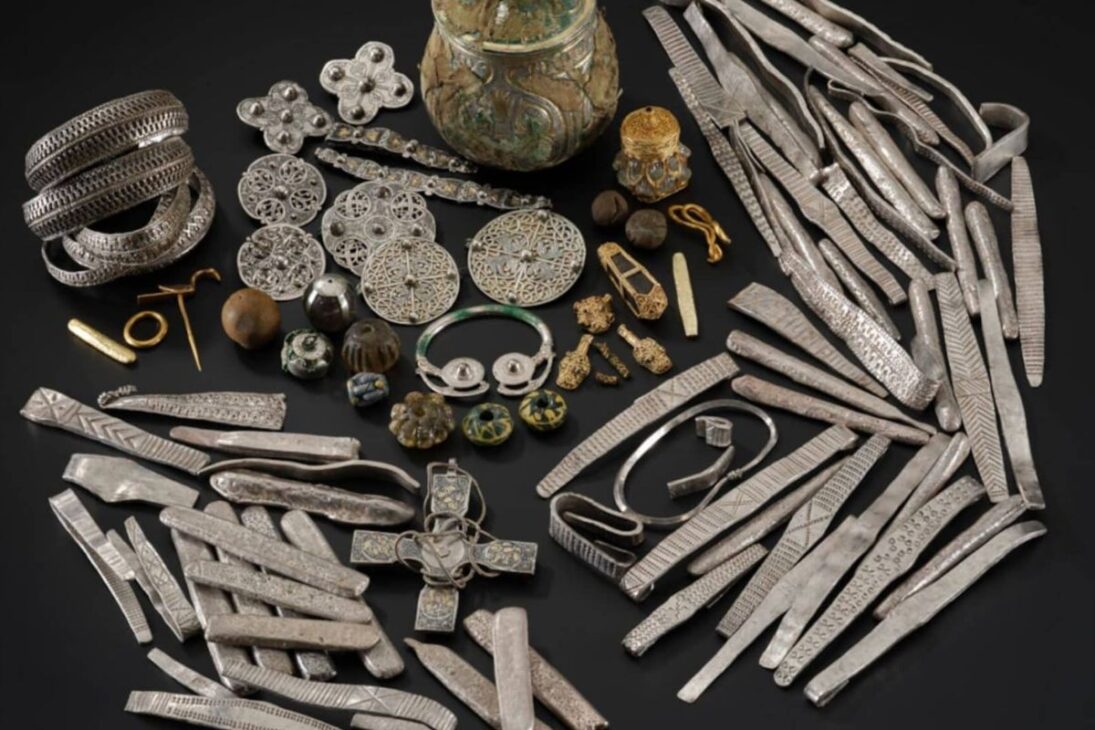 O tesouro viking mais rico da Grã-Bretanha: a descoberta de múltiplas camadas do tesouro de Galloway por Derek McLennan