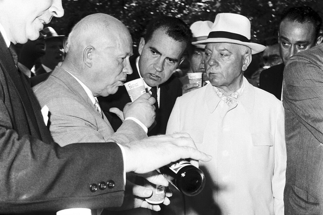 Pepsi já trocou refrigerante por submarinos e navios de guerra e chegou a ter a sexta maior frota naval do planeta