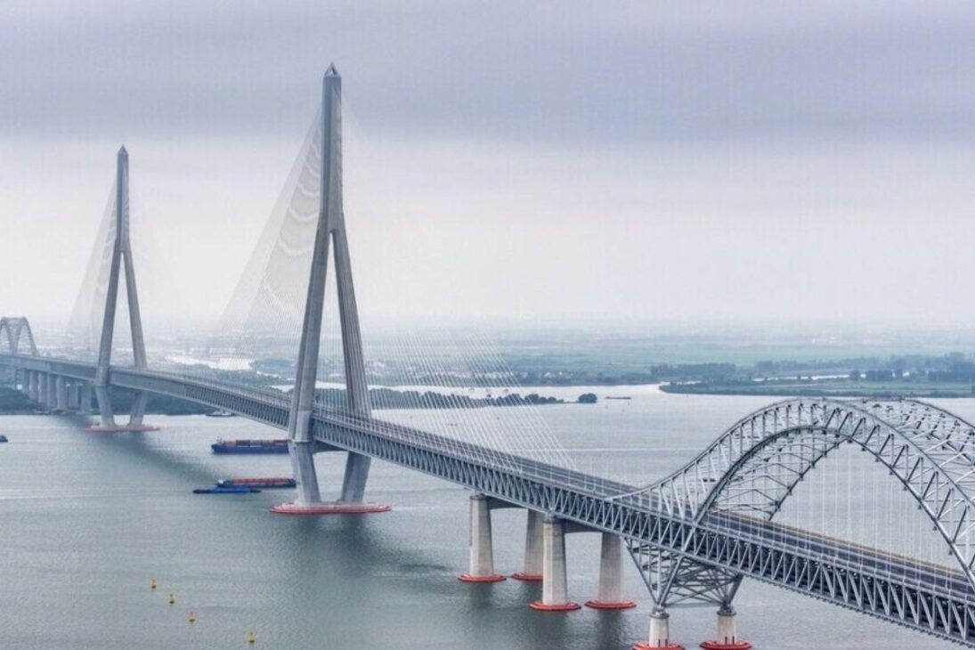 Por que a China constrói o que o mundo só imagina: túneis sob o mar, pontes mais altas que arranha-céus e ferrovias sobre o gelo e o deserto