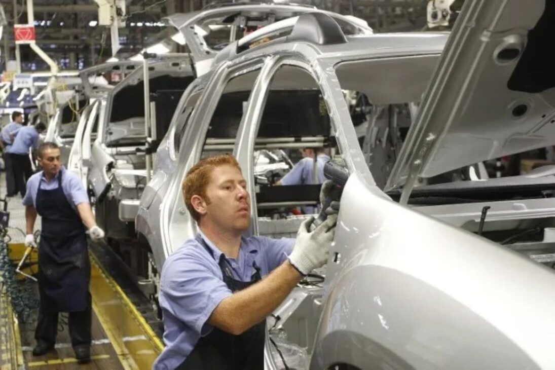 Renault pode cortar até 3 mil empregos no mundo e reduzir 15% de suas áreas de RH, finanças e marketing, diz site francês