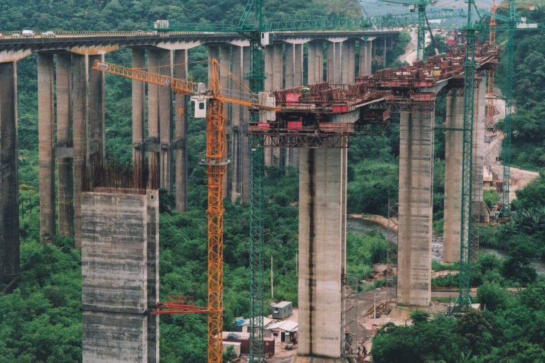 Rodovia mais movimentada do Brasil esconde túneis gigantes, pistas reversíveis e a maior obra de engenharia viária já feita na América Latina