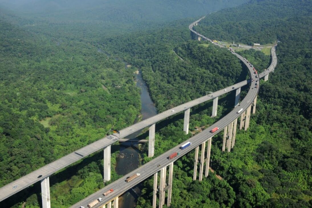 Rodovia mais movimentada do Brasil esconde túneis gigantes, pistas reversíveis e a maior obra de engenharia viária já feita na América Latina