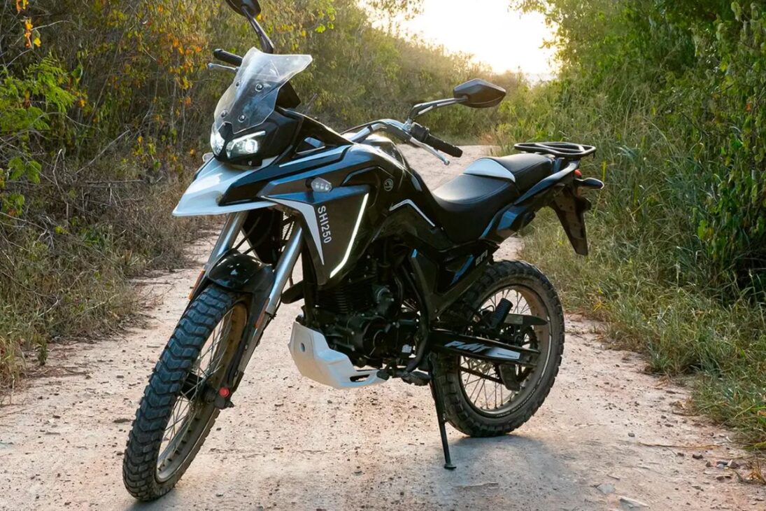 SHINERAY SHI 250 2026: monocilíndrica 250 cc com 19,3 cv, 6 marchas, full LED, USB, partida remota e CBS; consumo 28–35 km/l e avaliação completa