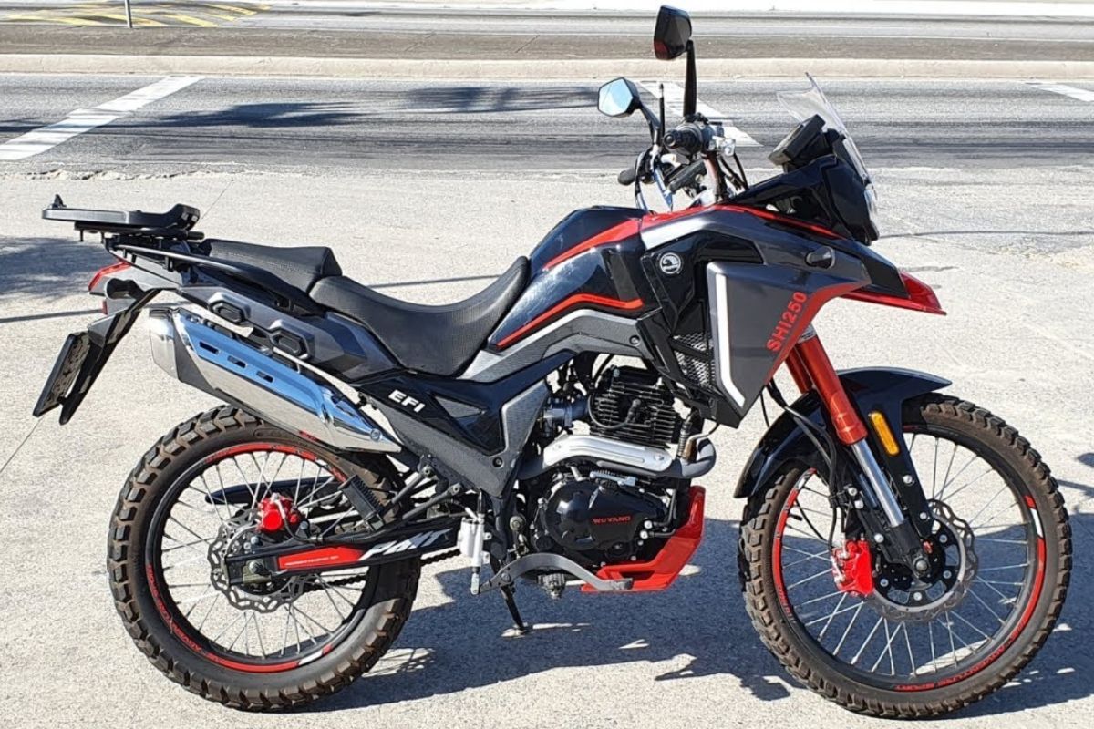 A SHINERAY SHI 250 2026 é monocilíndrica com full LED, CBS e consumo de até 35 km/l. Avaliação técnica completa da street trail mais equipada da marca.