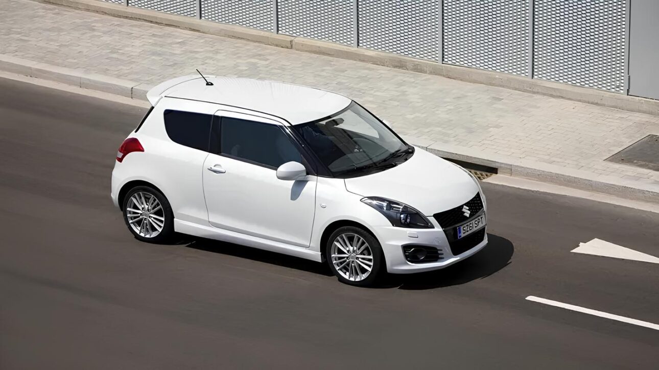 Custando cerca de R$ 65 mil e com motor 1.6 de 142 cv, este hatch esportivo japonês entrega câmbio manual de 6 marchas, desempenho ágil e reputação de baixa manutenção; conheça o Suzuki Swift Sport 1.6 2015