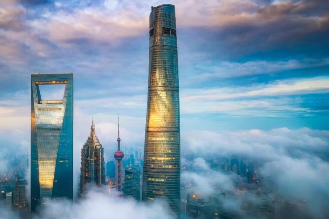 Torre mais alta da China usa tecnologia anti-vento que reduz pressão em 24% e abriga amortecedor de 1.000 toneladas no topo