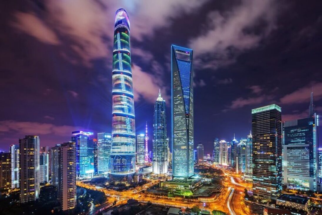 Torre mais alta da China usa tecnologia anti-vento que reduz pressão em 24% e abriga amortecedor de 1.000 toneladas no topo