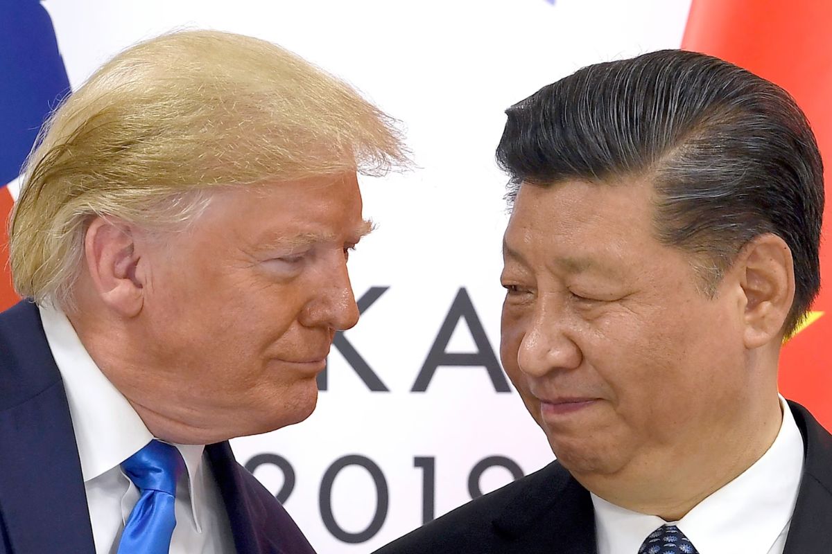 Trump e Xi se reúnem na Coreia do Sul para discutir guerra comercial entre EUA e China, abordando também o controle das terras raras e a influência global em disputa.