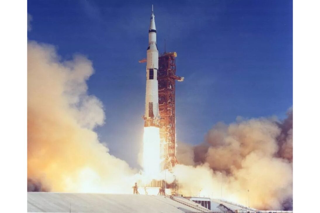 Um esforço de U$165 bilhões que mobilizou 400.000 pessoas para levar 12 astronautas à Lua em 8 anos, vencendo a Corrida Espacial