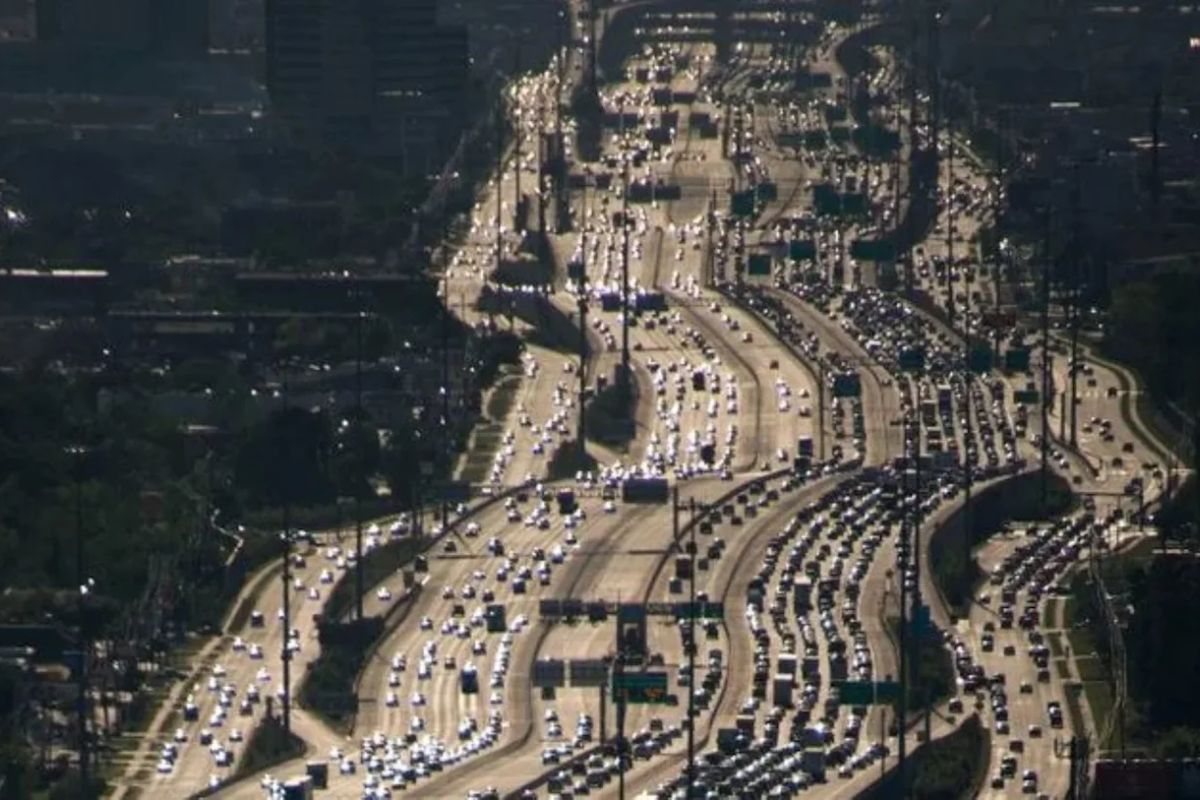 O investimento em rodovias dos EUA criou infraestrutura que impulsionou a economia e moldou o país, unindo mobilidade e crescimento duradouro.
