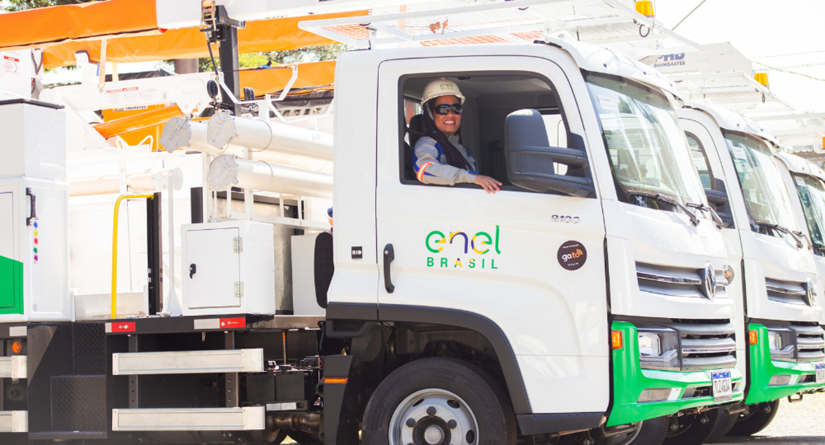Caminhão da Enel Brasil com equipe técnica de eletricistas durante operação em São Paulo, simbolizando as novas vagas abertas em 2025
