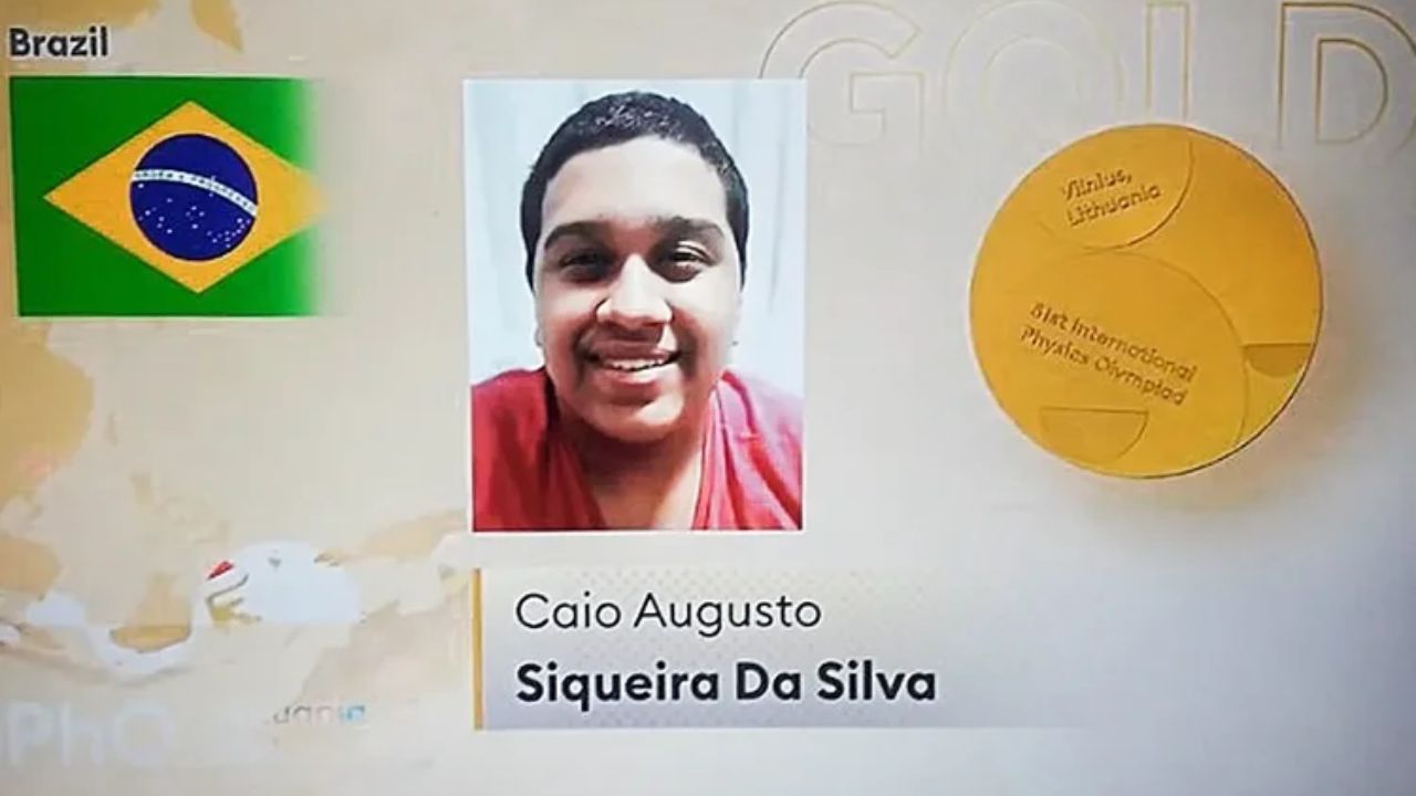 Em um feito histórico para a ciência nacional, o jovem Caio Siqueira conquistou a primeira medalha de ouro do Brasil na Olimpíada Internacional de Física, superando potências tradicionais como China e Estados Unidos. Imagem: Reprodução/Redes Sociais