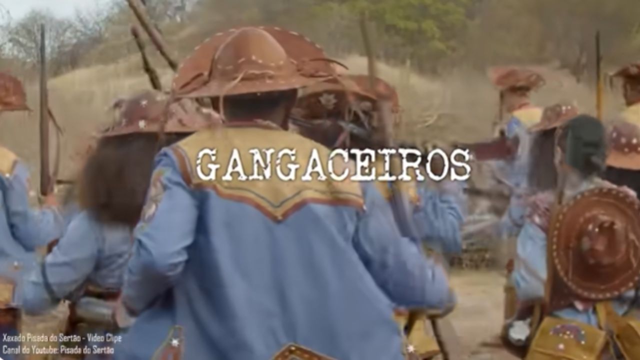 Liderados por figuras como Lampião, os cangaceiros eram bandos armados que impunham sua própria lei no sertão nordestino do início do século XX, vivendo da pilhagem e do confronto direto com o poder dos coronéis e da polícia volante.