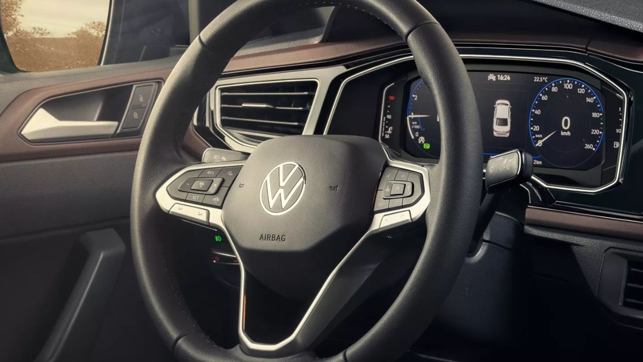 O Volkswagen Virtus Exclusive 2025 impressiona pelo pacote tecnológico com painel digital e assistentes de condução, mas seu acabamento interno, apesar de detalhes sofisticados como o Suede, contrasta com o preço elevado devido ao uso de plásticos rígidos.