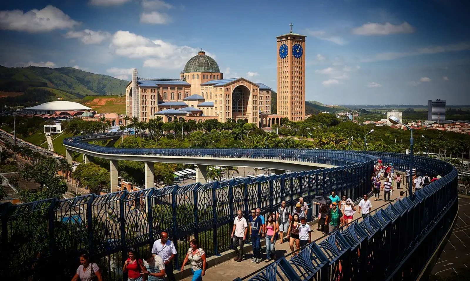 Passarela, Fiéis, Santuária nacional de Aparecida