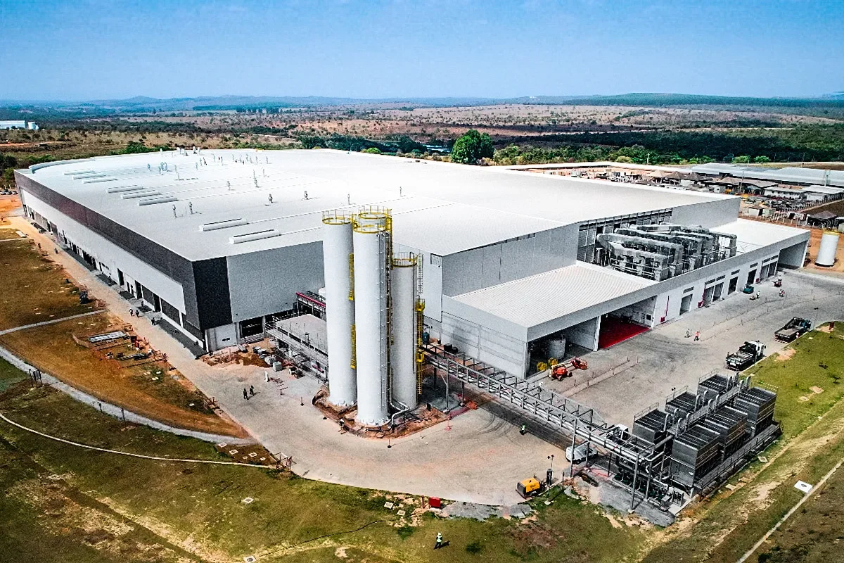 Com 1,3 milhão de m² e produção de 7 bilhões de litros por ano, a maior fábrica de bebidas do Brasil parece uma cidade industrial e movimenta a economia de Minas Gerais