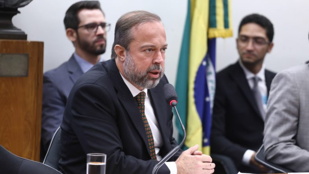O ministro Alexandre Silveira anunciou que o Brasil pretende acabar com os gastos socioambientais de Itaipu em 2027. A proposta, defendida como forma de baratear a energia, divide opiniões entre parlamentares e reacende debate sobre o futuro do tratado com o Paraguai. Fonte: Câmara dos Deputados