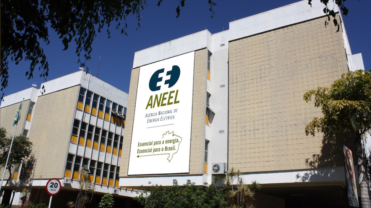 A ANEEL publicou novas diretrizes para instalação de sistemas de armazenamento de energia elétrica junto a centrais geradoras. As orientações visam garantir segurança, eficiência e integração com a rede nacional, fortalecendo o avanço das energias renováveis no Brasil.