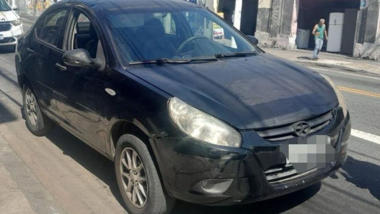 Um carro foi apreendido na zona leste de São Paulo ao acumular R$ 303 mil em multas acumuladas; a ação faz parte de um programa do Detran que usa inteligência artificial para identificar infratores contumazes na capital.