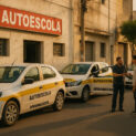 Carros de autoescola estacionados em via urbana, representando proposta do governo sobre CNH sem aulas obrigatórias.