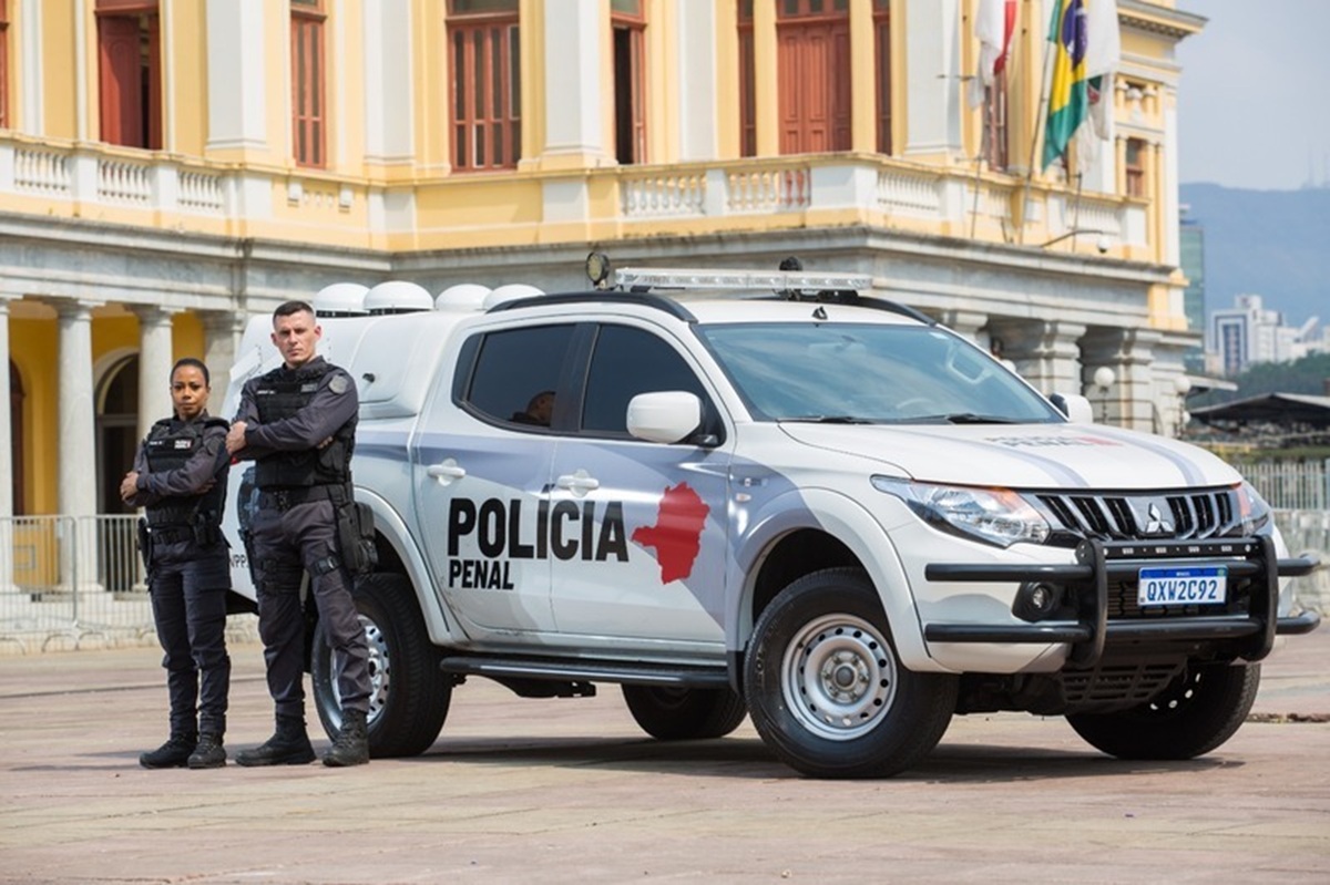 Governo de Minas Gerais lança concurso com 1.178 vagas para policiais penais, salário de R$ 5,3 mil e provas em janeiro de 2026.