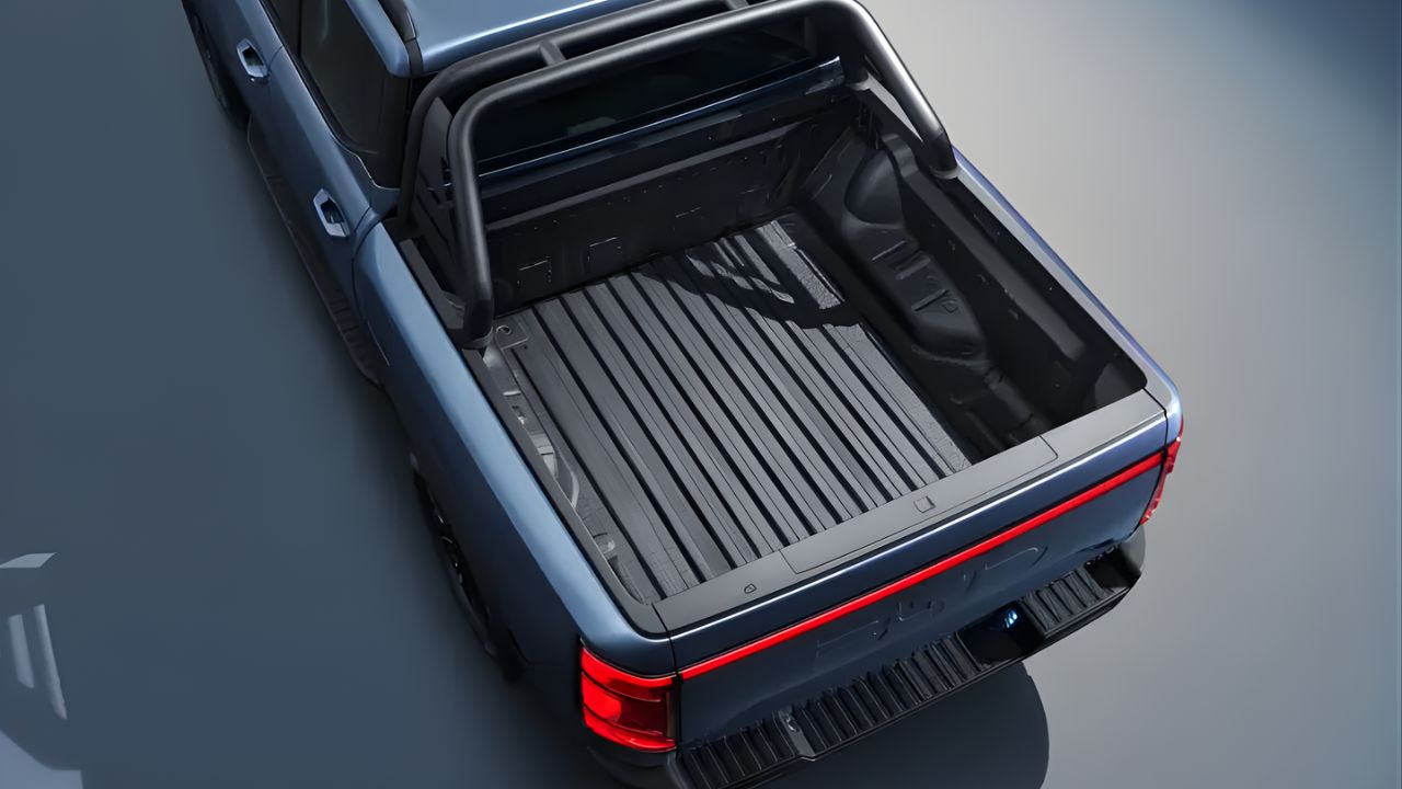 A picape da BYD teve o lançamento adiado e será apresentada em 2026. Produzida na Bahia, o modelo híbrido flex terá tração 4x4 e autonomia superior a 1.000 km.