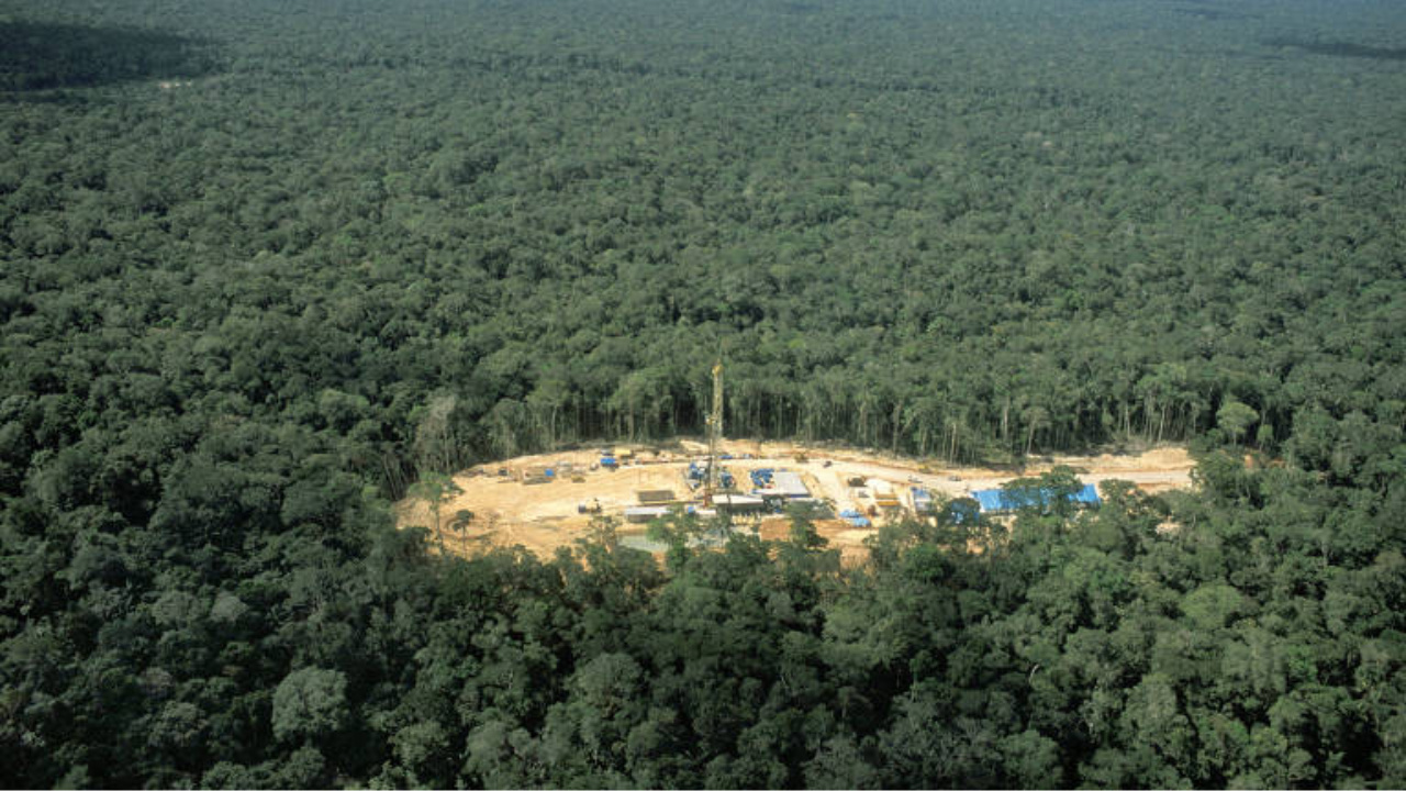 A Agência Nacional do Petróleo (ANP) liberou 275 novos blocos de exploração de petróleo e gás natural, elevando para 451 o total de áreas disponíveis no país. Decisão provoca alerta sobre impactos ambientais e sociais às vésperas da COP30.