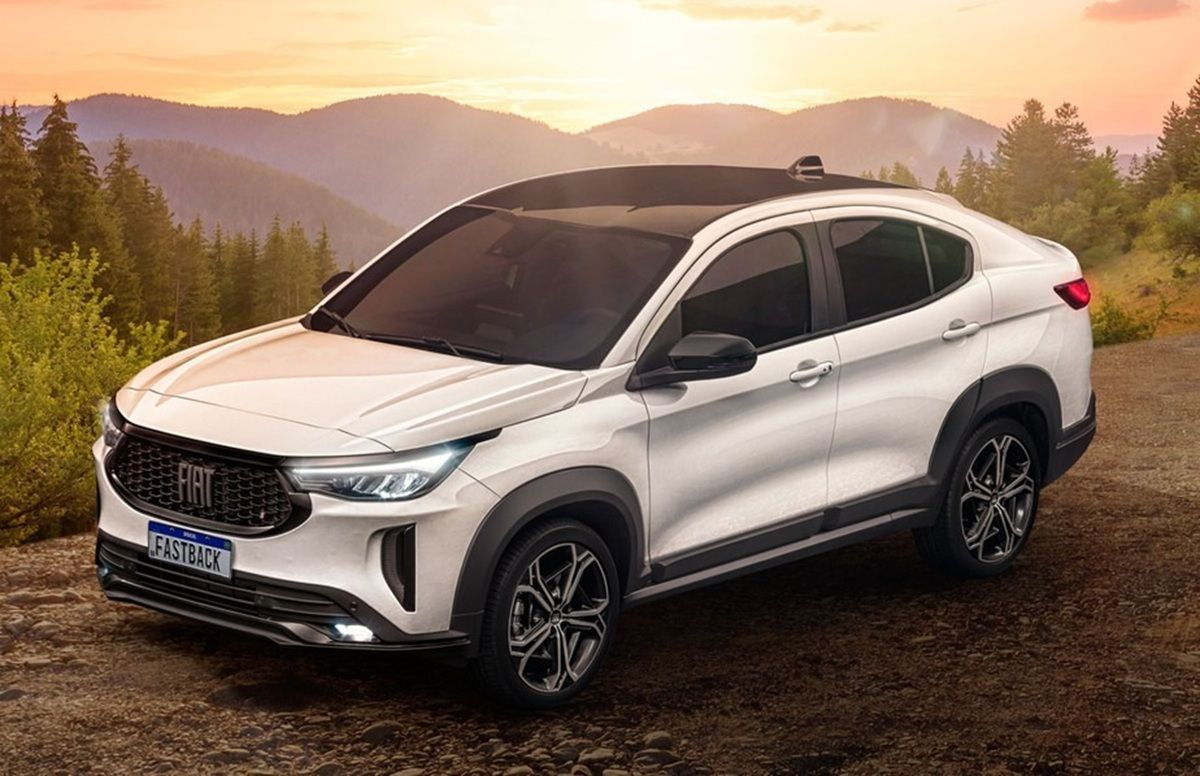 Simulação de financiamento do Fiat Fastback 2023 mostra como juros de 1,8% ao mês elevam o valor total para R$ 135 mil em 48 parcelas.