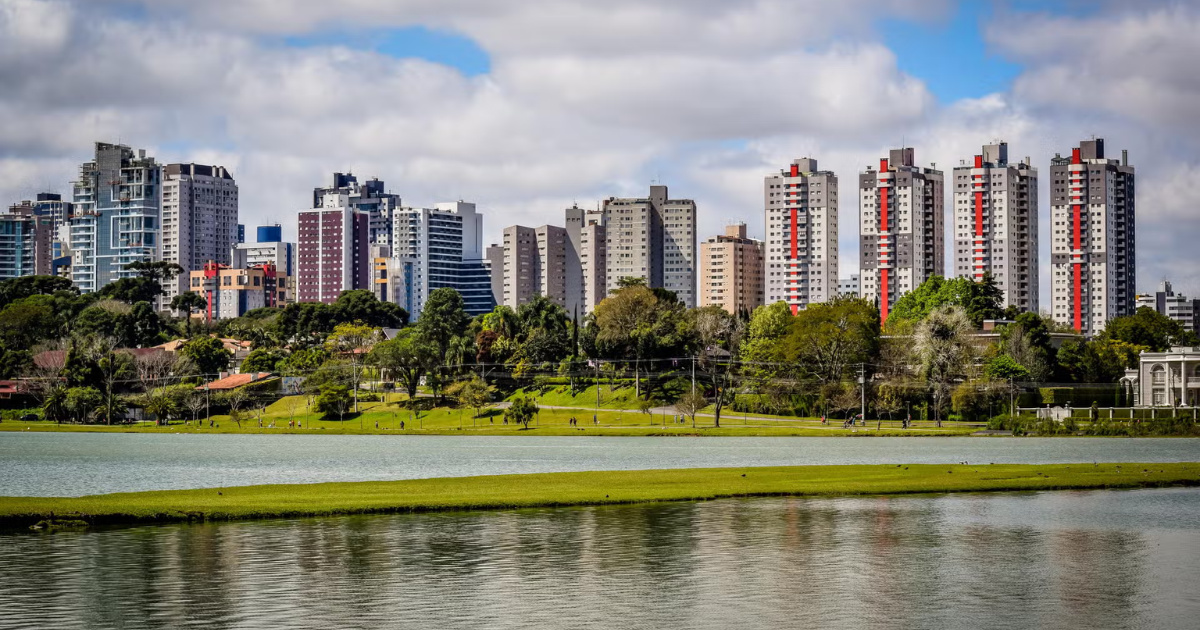 Curitiba supera São Paulo no mercado imobiliário em 2025, unindo qualidade de vida, infraestrutura e preços acessíveis para compradores.