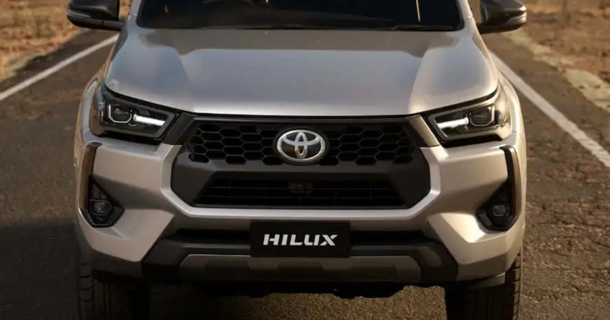 Toyota Hilux 2025 tem motor 2.8 turbodiesel, tração 4x4 e multimídia de 9". Versão de entrada chega às lojas com até R$ 40 mil de desconto. (Imagem: Reprodução/motor1.uol)