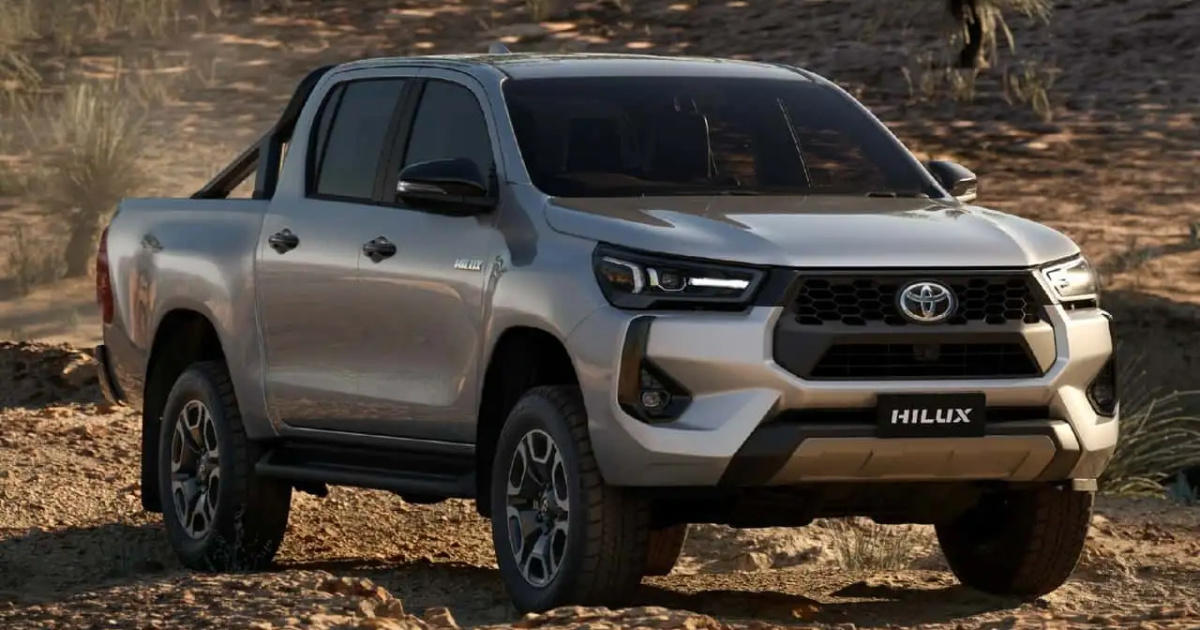 Toyota Hilux 2025 tem motor 2.8 turbodiesel, tração 4x4 e multimídia de 9". Versão de entrada chega às lojas com até R$ 40 mil de desconto. (Imagem: Reprodução/motor1.uol)