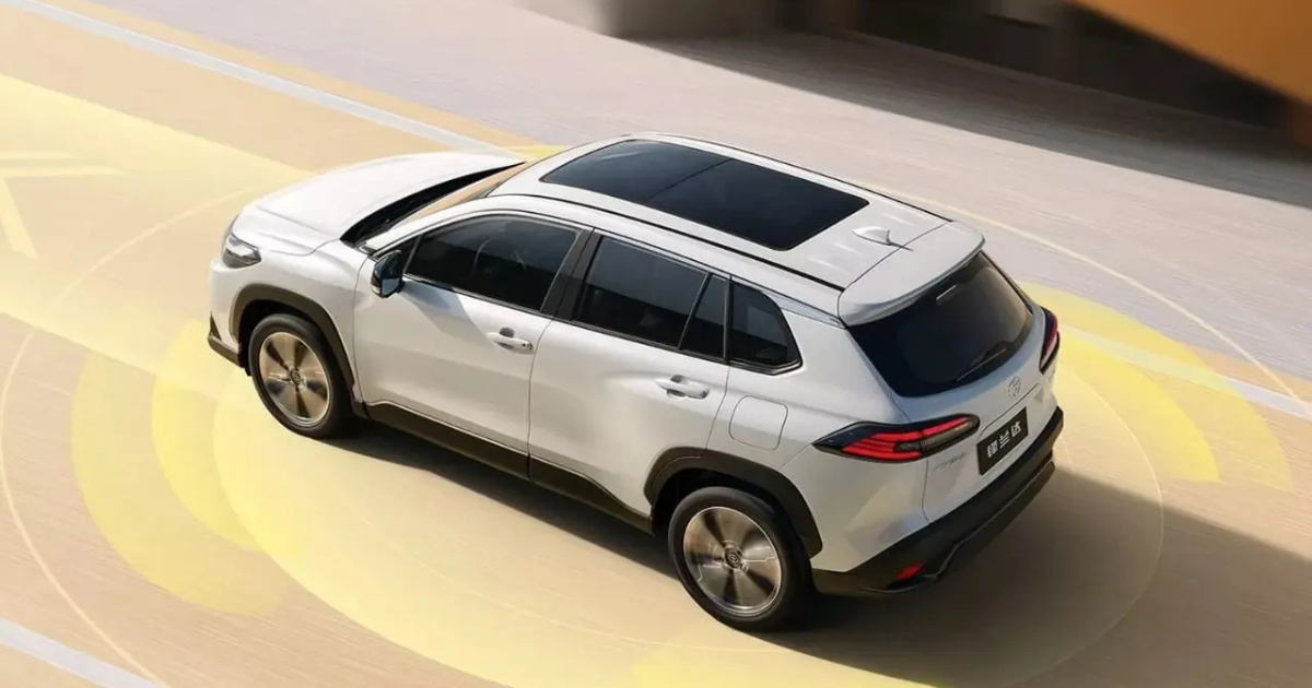 Versão chinesa do Toyota Corolla Cross traz motor 2.0 mais potente, painel digital de 12,9” e preço inicial abaixo de R$ 100 mil. (Imagem: Divulgação)