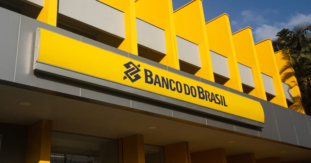 Banco do Brasil tem queda no lucro e recuo na carteira de crédito em julho, enquanto concorrentes mostram resultados mais firmes.