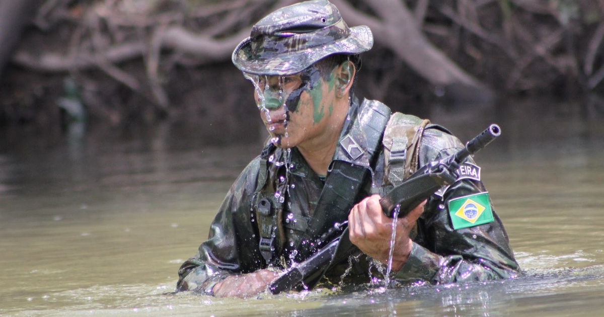 Brasil mobiliza 10 mil militares na Amazônia com blindados, caças, navio Atlântico e mísseis Astros em simulação de guerra realista. 