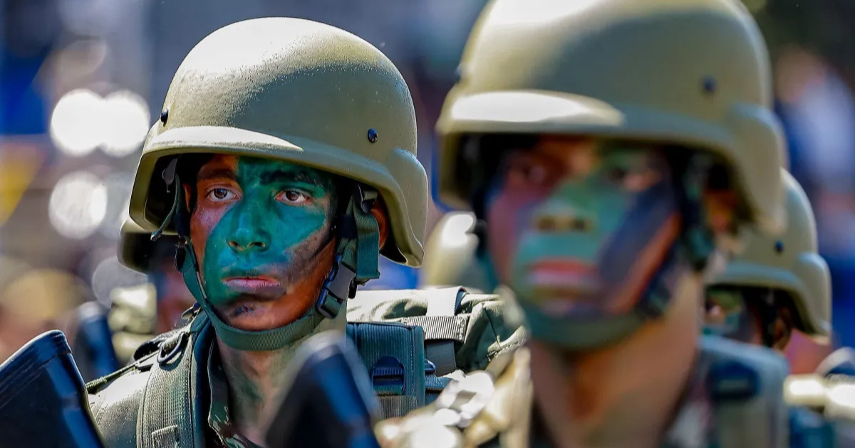Brasil mobiliza 10 mil militares na Amazônia com blindados, caças, navio Atlântico e mísseis Astros em simulação de guerra realista. (Imagem: Ricardo Stuckert/PR)