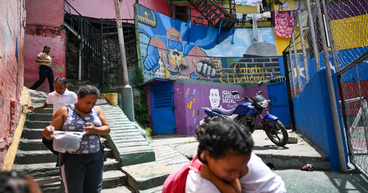 Venezuelanos deixam os EUA e retornam ao país natal, fugindo da deportação, do clima hostil e da saudade da família. (Imagem: (Juan BARRETO/AFP)