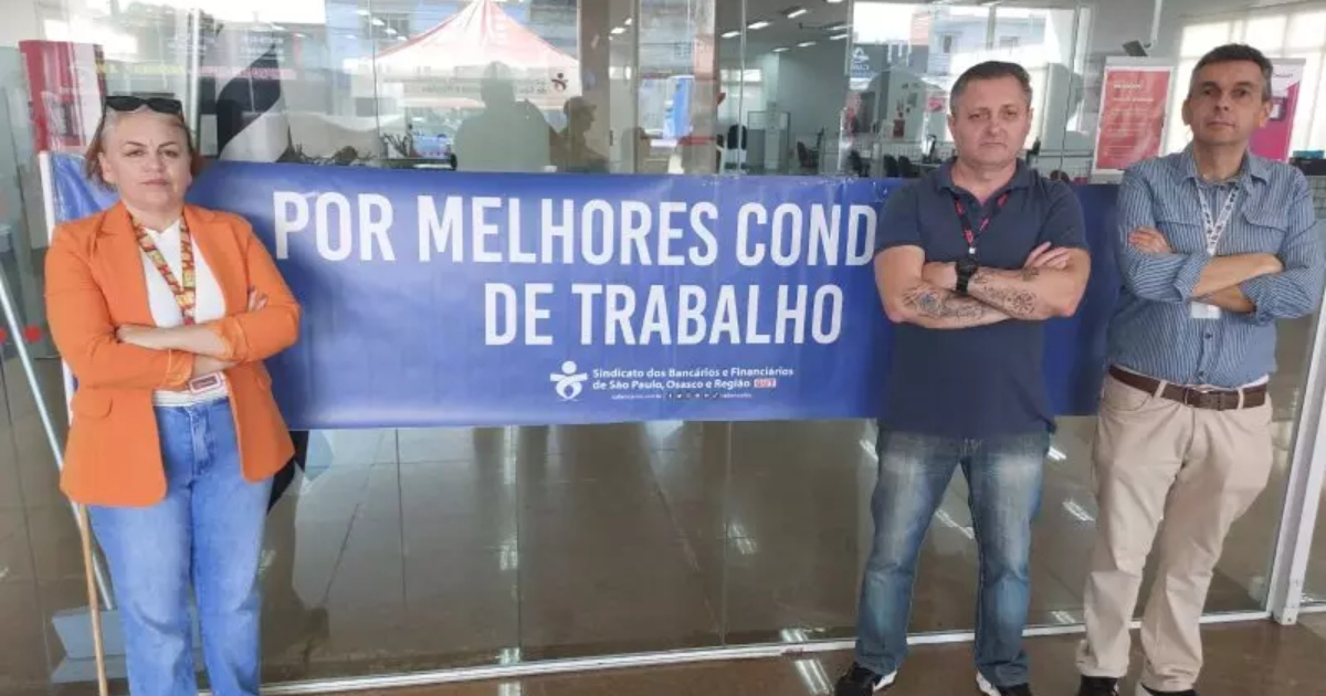Bradesco enfrenta protestos após fechamento de 342 agências e corte de 2.564 empregos, com denúncias de falhas de segurança. (Imagem: spbancarios)