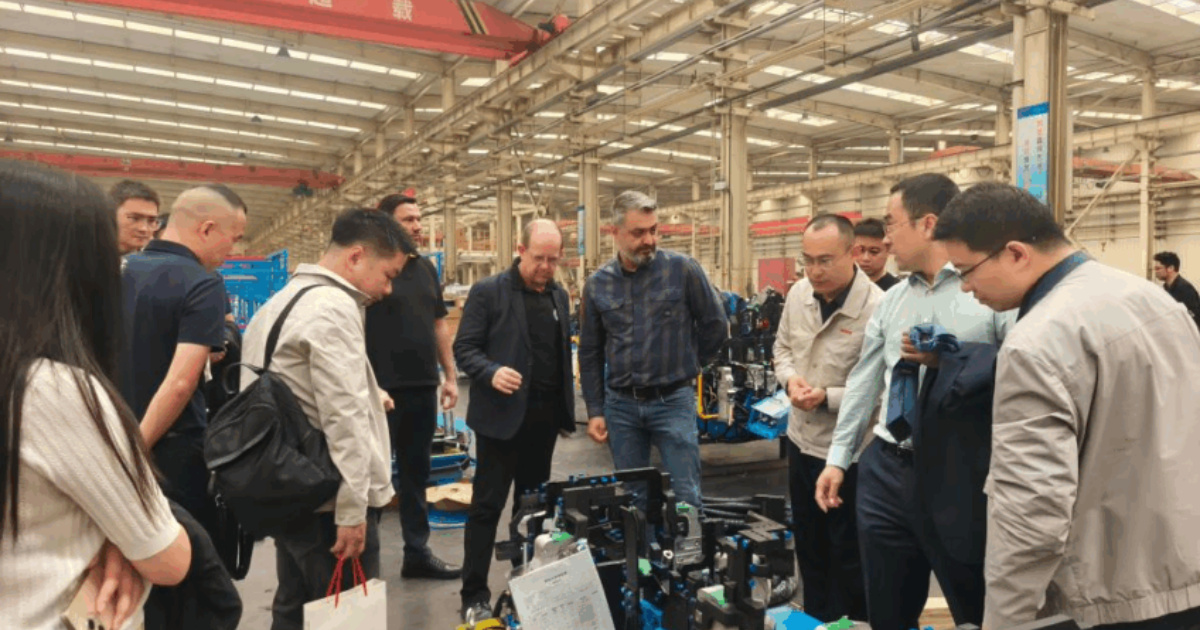 Renault moderniza fábrica no Paraná com robôs chineses e alta automação, elevando o ritmo de produção e tecnologia industrial. (Imagem: poder360)