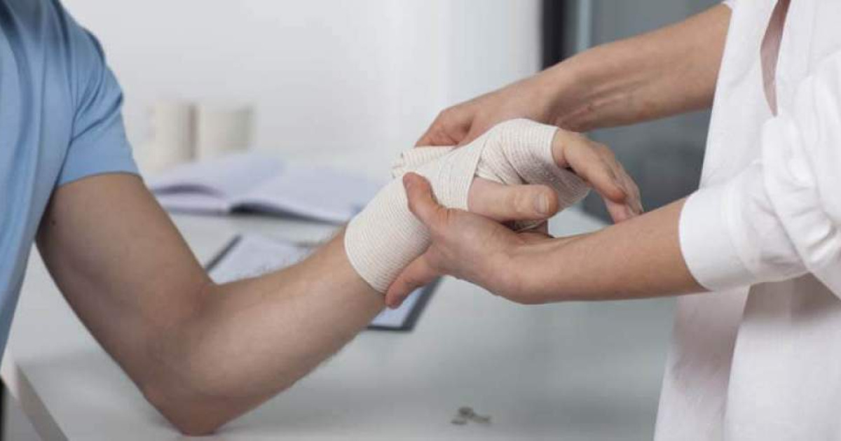 Trabalhador é multado por simular acidente de trabalho e omitir soco em porta. Justiça confirma condenação por litigância de má-fé.