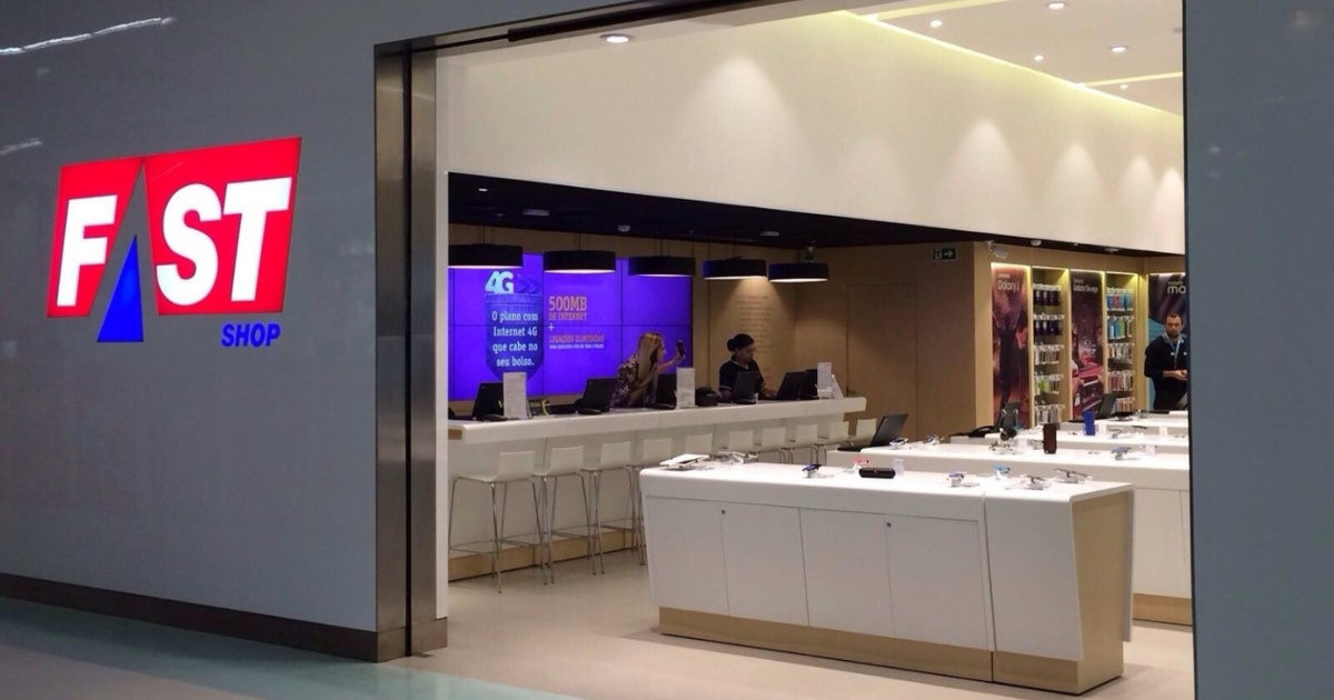 Fast Shop fecha lojas e centro de distribuição em meio à Operação Ícaro e crise milionária. Reestruturação busca estabilidade e transparência.