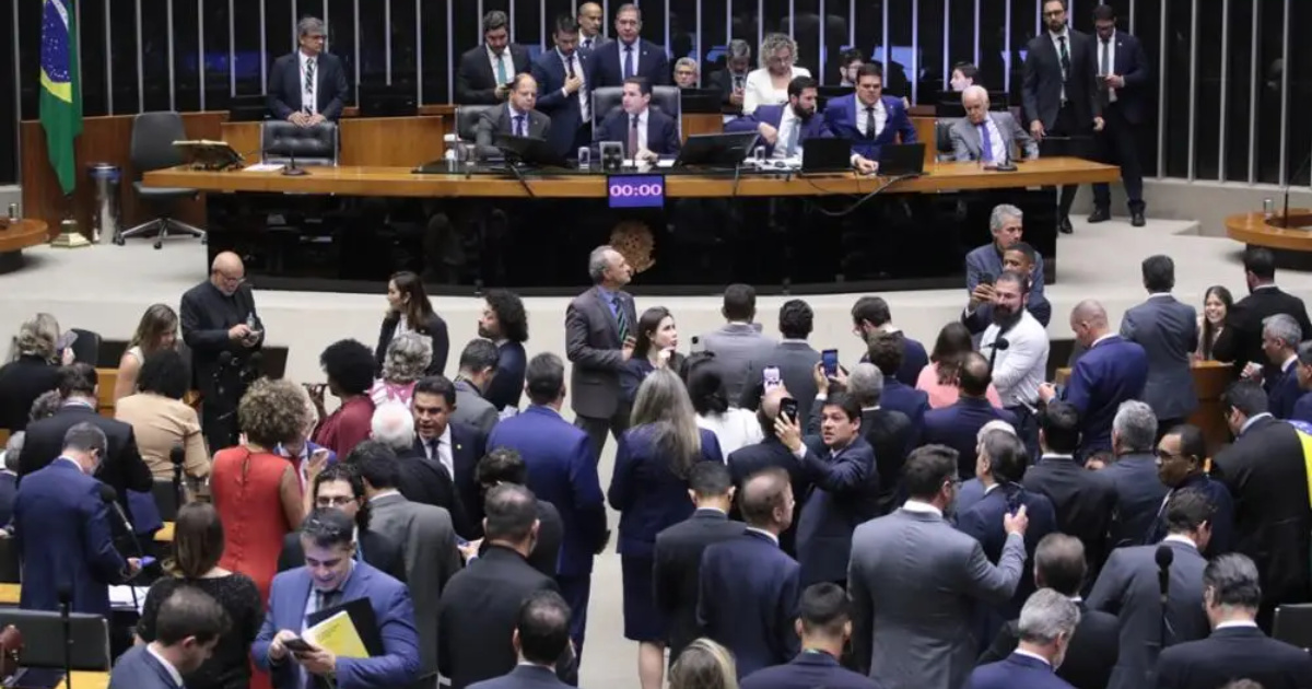 Senado aprova isenção do Imposto de Renda para professores até R$ 5 mil e cria nova regra para lucros acima de R$ 1,2 milhão.