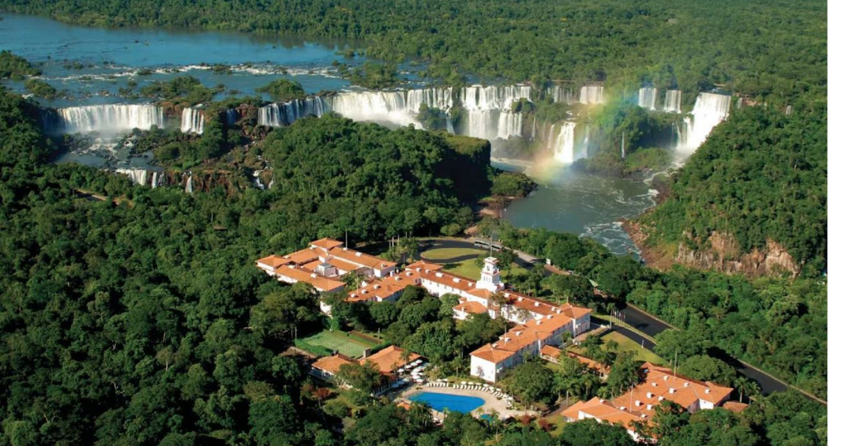 Único hotel brasileiro na lista da Forbes, o Hotel das Cataratas encanta com luxo, natureza, arco-íris lunar e experiências exclusivas. (Imagem: Divulgação)