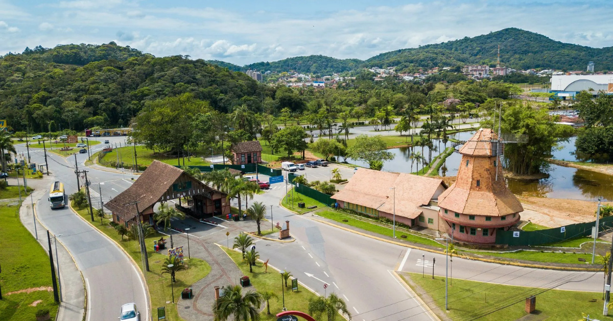 Joinville se destaca em Santa Catarina com indústrias de ponta, segurança acima da média e empregos em alta, tornando-se modelo de desenvolvimento.