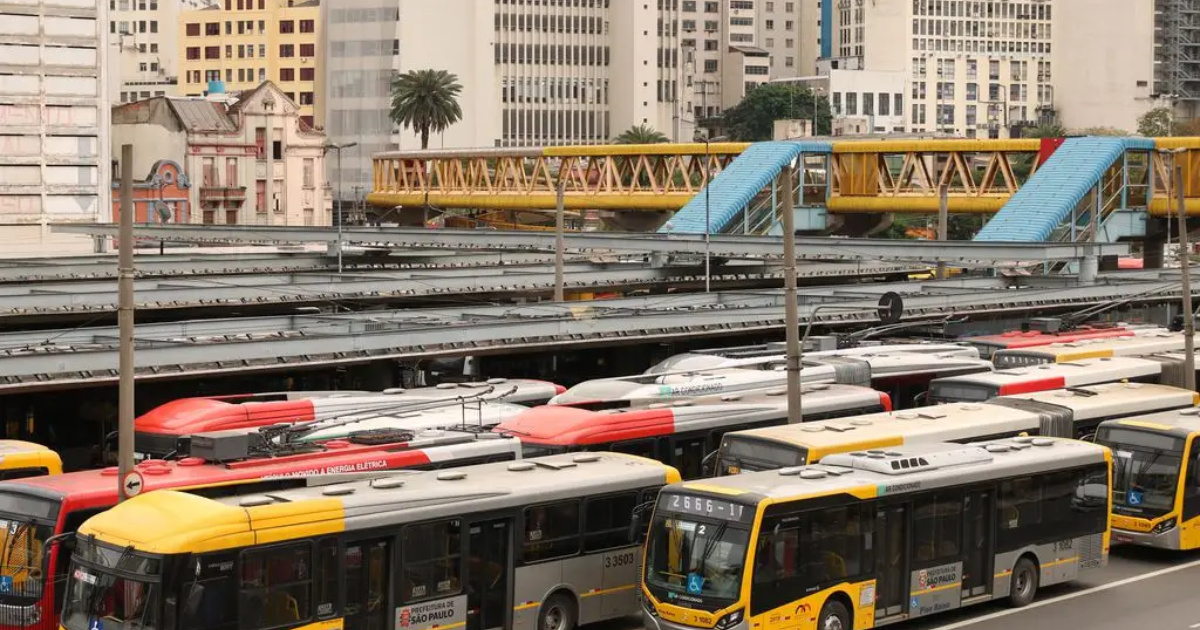 Governo estuda tarifa zero no transporte público, com custo anual de R$ 90 bilhões e revisão de subsídios e vale-transporte.