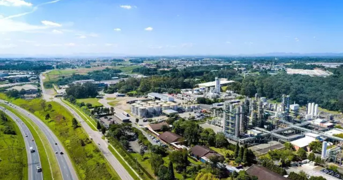 Maior fábrica de celulose do mundo, da Suzano em MS, investe R$ 22,2 bi, produz 2,55 mi t/ano e exporta energia limpa.