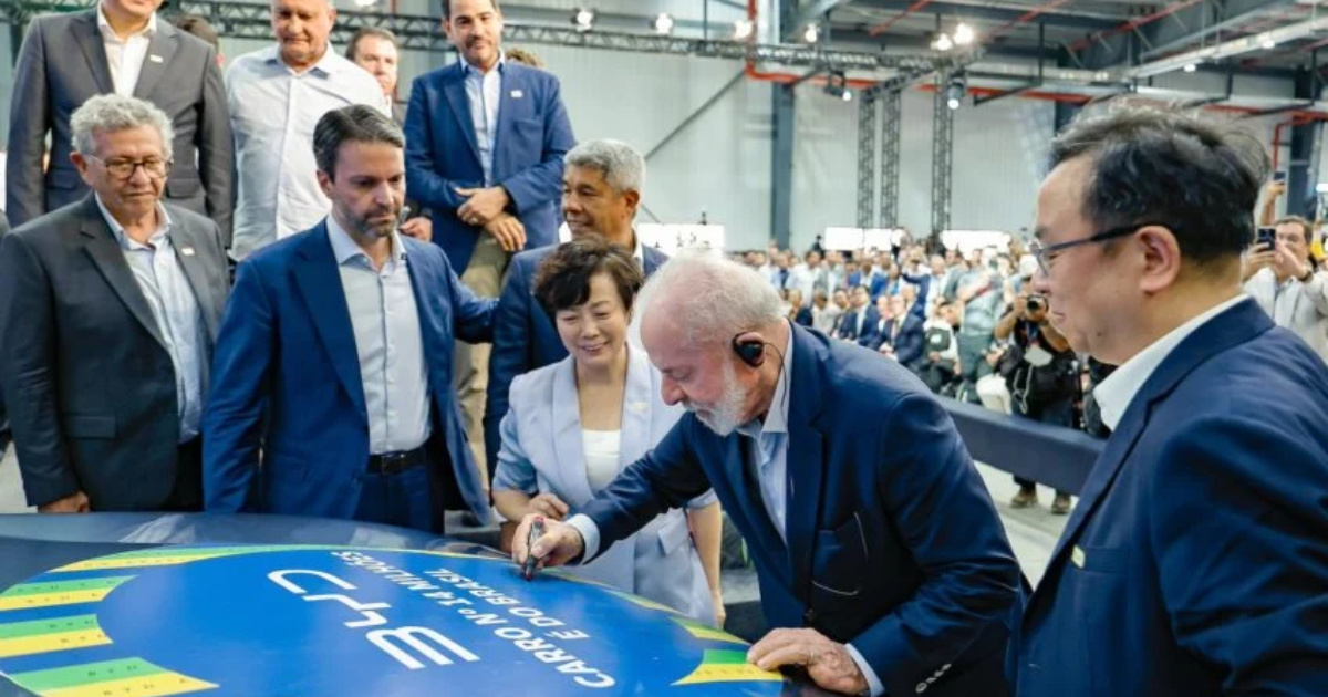 BYD inaugura megafábrica de R$ 5,5 bilhões em Camaçari (BA), promete 20 mil empregos e impulsiona a produção de carros elétricos no Brasil.